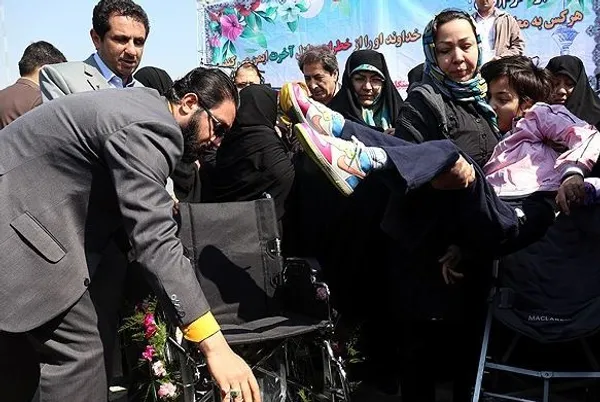 مراسم واگذاری ۵۰۰ ویلچر به معلولان صبح روز پنجشنبه در بوستان ولایت برگزارشد./FNA
