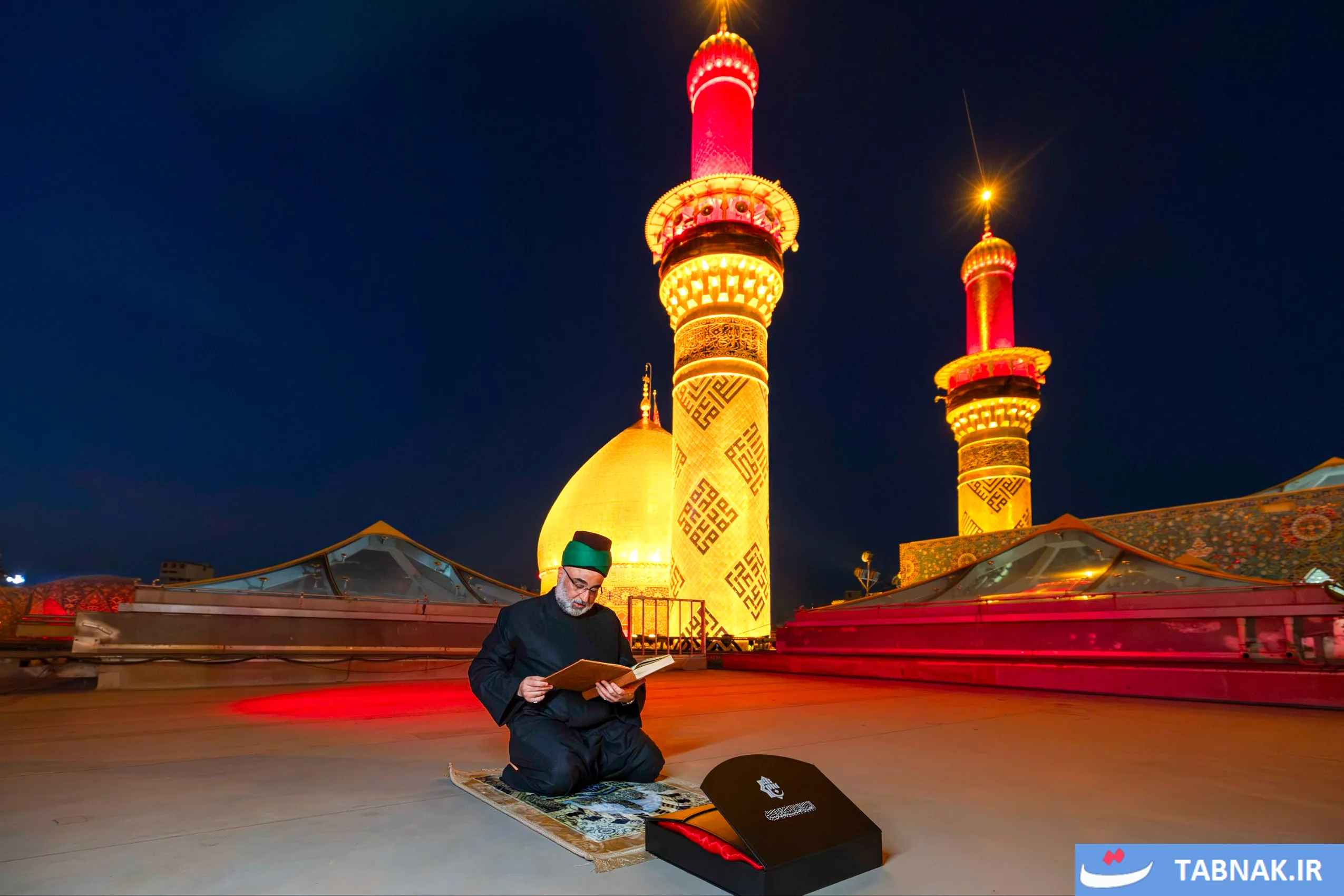 عکس:  تعویض پرچم حرم امام حسین علیه‌السلام و حضرت عباس علیه‌السلام