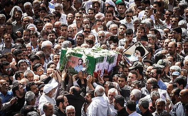 مراسم تشییع پیکرجانباز شهید محمد جعفری منش که در عملیات والفجر چهار از ناحیه سر مورد اصابت ترکش قرار گرفته بود ظهر جمعه با حضور گسترده مردم ورامین برگزار شد./MEHR
