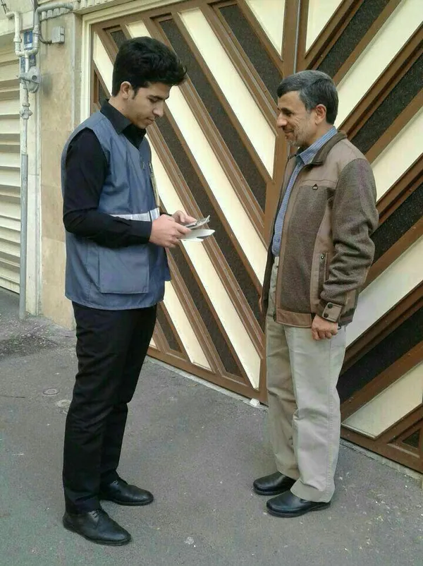 -مامور سرشماری: شما چند نفر هستید؟
+رئیس&zwnj;جمهور دولت&zwnj;های نهم و دهم: من از شما می&zwnj;پرسم! شما چند نفر هستید؟