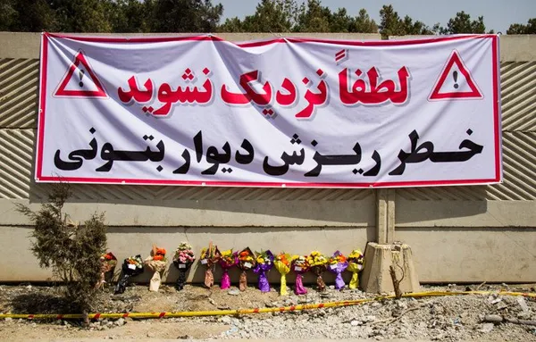 ادای احترام به جانباختگان سقوط هواپیما در محل حادثه./ISNA
