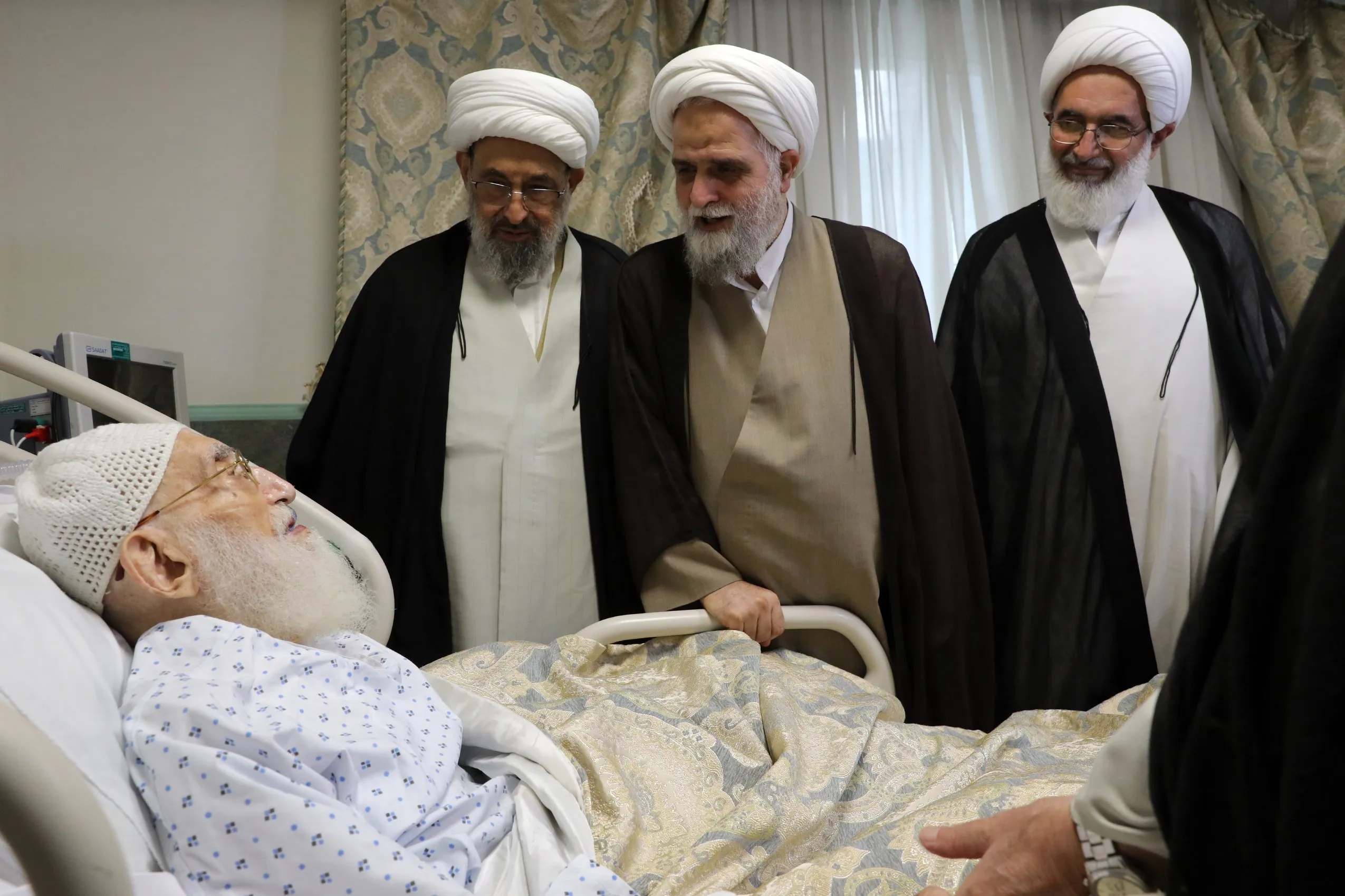 عکس: عیادت نمایندگان رهبرمعظم انقلاب از آیت‌الله نوری همدانی