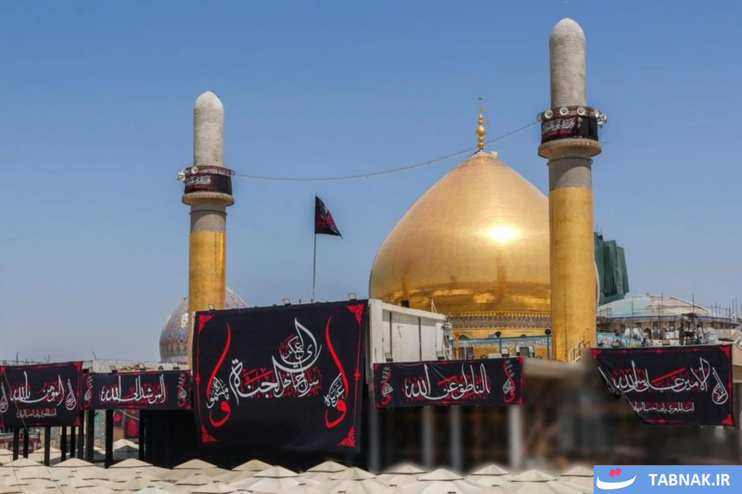 عکس: نصب کتیبه‌های شهادت امام حسن عسکری (ع) در حرمین سامرا