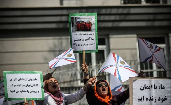 جامع آشوریان ایران صبح پنج&zwnj;شنبه در اعتراض به کشتار و گروگان&zwnj;گیری آشوریان عراق و سوریه مقابل دفتر سازمان ملل در تهران تجمع کردند./MNA
