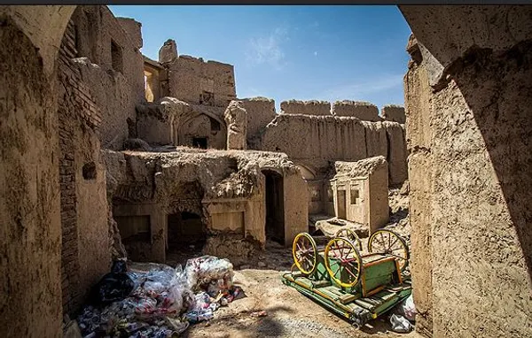 تصویر منتشر شده از ارگ بهارستان بیرجند در روز یکشنبه - ارگ بهارستان یکی از مهم&zwnj;ترین آثار تاریخی شهر بیرجند است که متعلق به دوره افشار بوده و در تاریخ ۲۵ اسفند ۱۳۷۹ به عنوان یکی از آثار ملی ایران به ثبت رسیده است اما هم اکنون نه تنها از این مکان استفاده مسکونی می&zwnj;شود بلکه به عنوان انبار ضایعات نیز از آن استفاده می&zwnj;شود و بافت با ارزش این بنا نیز رو به تخریب است این بنای با ارزش نیازمند توجه بیشتری از سوی مسئولین برای مرمت است./MNA

