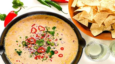طرز تهیه دیپ کوئسو؛ سس پنیری محبوب برای چیپس ذرت