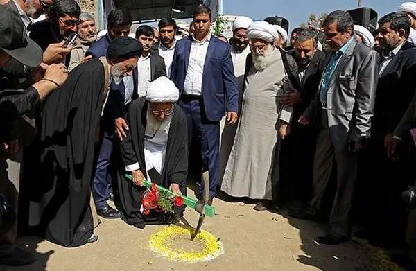 مراسم کلنگ&zwnj;زنی طرح توسعه مسجدالشهدا صبح روز جمعه با حضور آیت&zwnj;الله العظمی مکارم شیرازی برگزار شد./FNA
