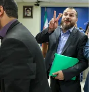 علامت پیروزی آقازاده متهم به فساد در دادگاه