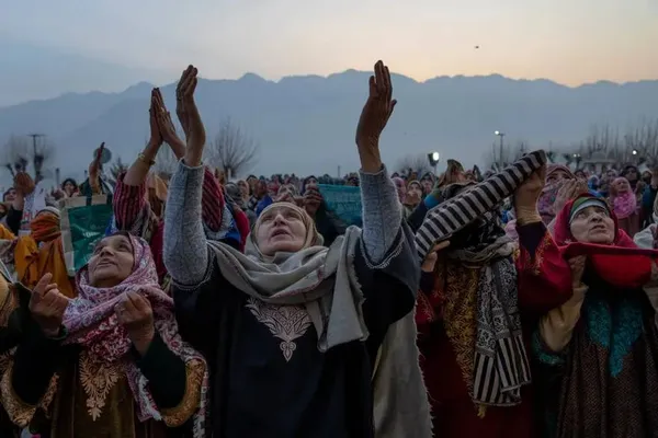 سرینگار، هند ـ مسلمانان کشمیری در سالگرد عروج حضرت محمد (ص) به بهشت، دستان خود را برای نماز در خارج از حرم حضرتبال در سرینگار، کشمیر تحت کنترل هند بالا می برند.