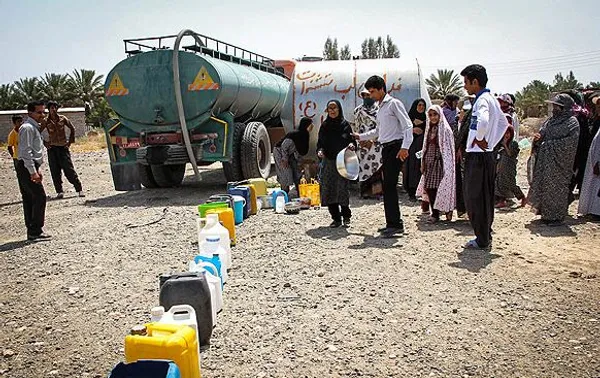 جیرفت، کرمان - این تانکرها هر روز کیلومترها راه را از شهر تا روستا برای رساندن آب آشامیدنی به روستا طی می کنند. به علت شدت گرمای هوا و طولانی بودن مسیر آب داخل تانکر گاهی جوش می آید./MEHR
