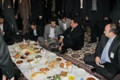 تلاش احمدی‌نژاد برای نشاندن چهارزانوی هوگو چاوز