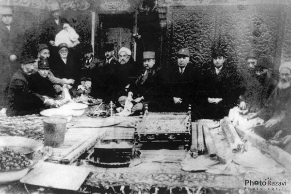گروهي از خادمان و رجال حرم مرحوم محمدولي خان اسدي نايب&zwnj;التوليه آستان قدس رضوي و محمود جم استاندار خراسان به همراه عده&zwnj;اي از عوامل اجرايي آستان قدس در حال تفكيك و جداسازي ضريح و صندوق طلاي مرقد امام رضا(ع) از پايه&zwnj;هاي چوبي