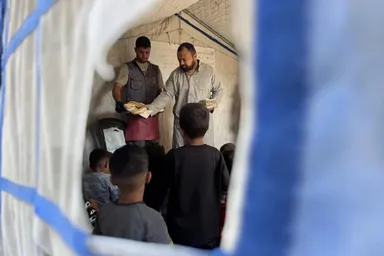 عکس: توزیع غذا میان دانش‌آموزان چادرنشین در غزه