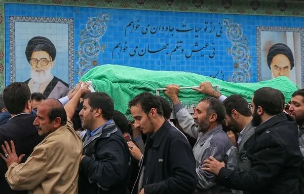 در پی ارتحال آیت الله مهدوی کنی رئیس مجلس خبرگان رهبری دانشجویان و مردم عزادار صبح روز سه شنبه مقابل بیمارستان قلب شهید رجایی تجمع کردند و پس از تشییع پیکر وی به دانشگاه امام صادق (ع) منتقل شد./ISNA

