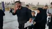 جمع آوری پلاکارد‌های زائرین در صحن حرم امام رضا(ع)