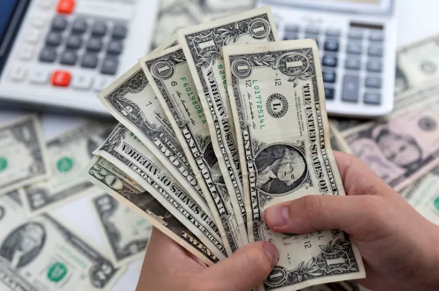 قیمت دلار امروز شنبه ۴ مهرماه؛ نوسان در بازار آزاد، ثبات در مرکز مبادله
