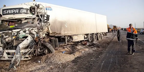 تصادف مرگبار چهار دستگاه کامیون در محور سنندج؛ کرمانشاه. 
