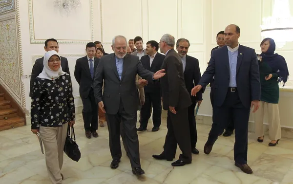 حلیمه یعقوب رئیس مجلس سنگاپور، روز یکشنبه با محمدجواد ظریف وزیر امور خارجه، دیدار و گفت وگو کرد./ تصویر، ظریف و مسئولان وزارت خارجه را پیش از این دیدار نشان می دهد./IRNA
