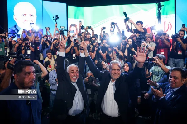&laquo;مسعود پزشکیان&raquo; نامزد انتخابات چهاردهمین دوره ریاست جمهوری در کنار &laquo;محمدجواد ظریف&raquo; در گردهمایی انتخاباتی ستاد استان تهران 