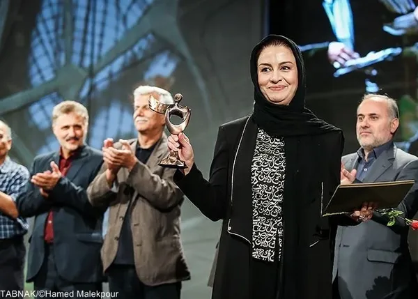 اهدای جایزه بهترین بازیگر زن سیزدهمین جشنواره بین المللی فیلم مقاومت به مریلا زارعی بازیگر نقش الفت در فیلم شیار ۱۴۳