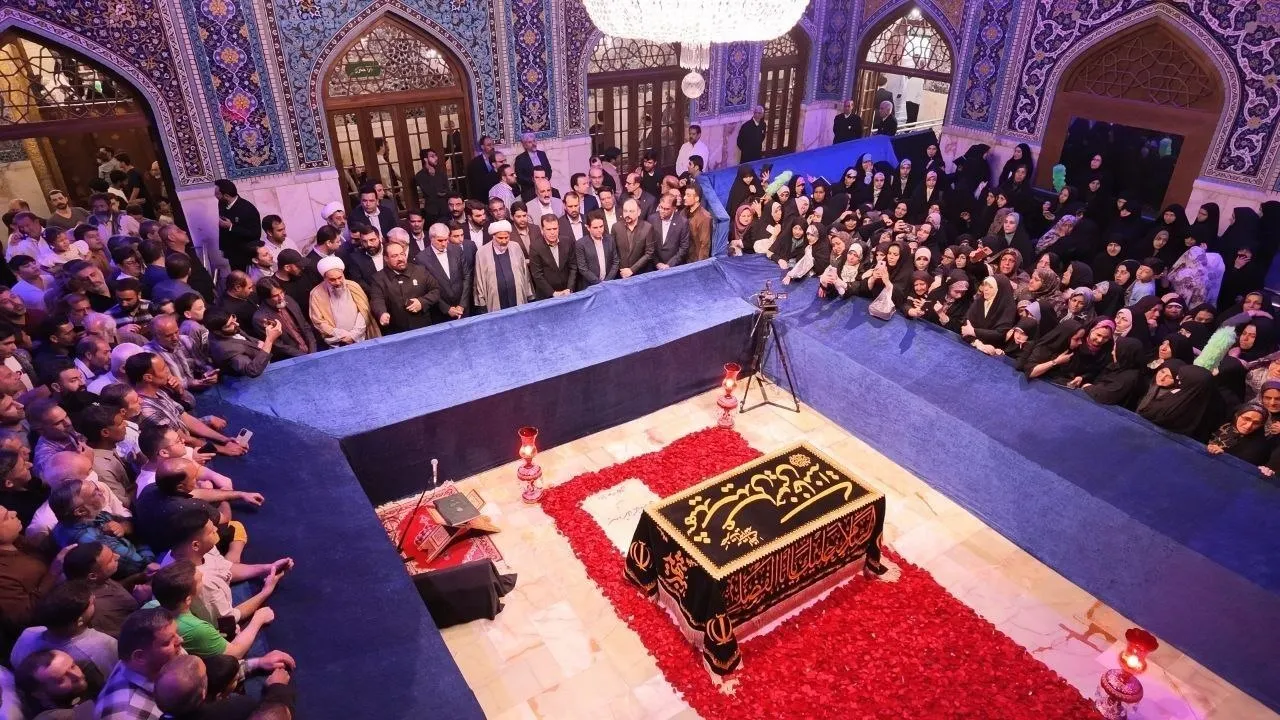 عکس: قرار نخبگان با رهبر انقلاب در جوار مزار رهبر شهید