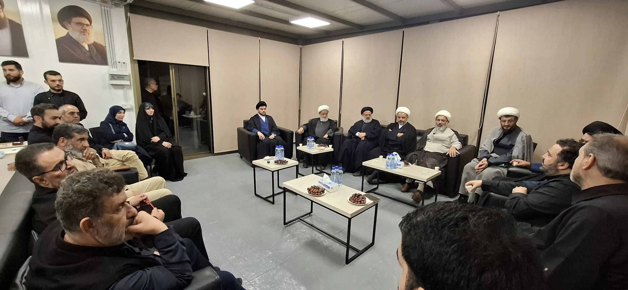 هدایای متبرک آیت‌الله سید مجتبی به خانواده شهید نصرالله + عکس
