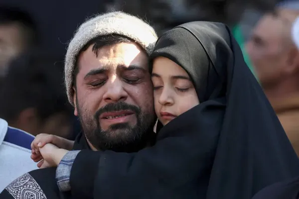 بغداد، عراق ــ مردی شیعه در مراسم بزرگداشت سالگرد وفات امام موسی کاظم (ع) کودکش را در آغوش گرفته است.