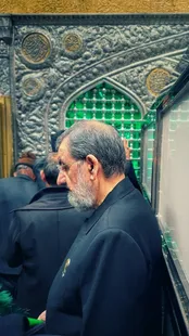 محسن رضایی در لباس خادمی امام رضا(ع)