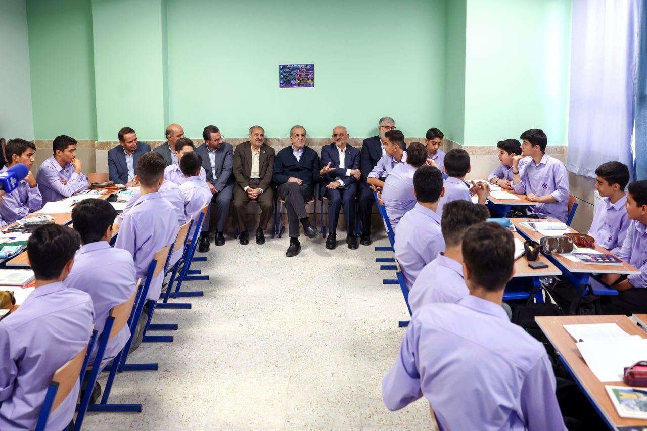 تصویر متفاوت از حضور پزشکیان در کلاس درس تصویر متفاوت از حضور پزشکیان در کلاس درس