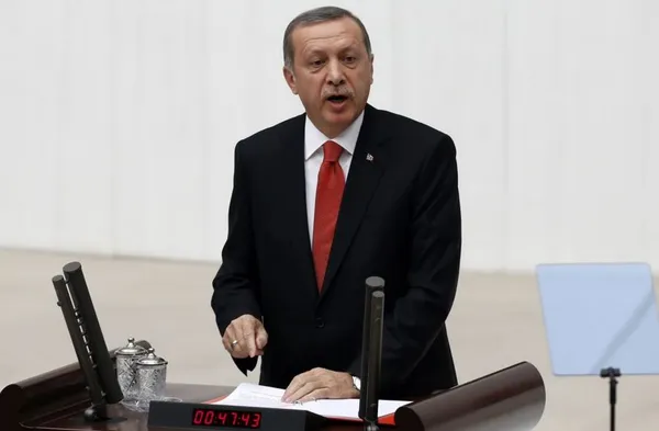 رجب طيب اردوغان، رئيس جمهوری ترکيه، واکنش خشمگينانه&zwnj;ای به سخنان جو بايدن، معاون اول رئيس جمهوری آمريکا، نشان داده است.بايدن روز پنج&zwnj;شنبه، ۱۰ مهر، در يک سخنرانی در دانشگاه هاروارد به صراحت ترکيه، امارات متحده عربی و عربستان سعودی را پشتيبان پيشين گروه &laquo; تروریستی-تکفیری داعش&raquo; معرفی کرد. در واکنش به این اتهام، رجب طيب اردوغان روز شنبه، ۱۲ مهر، در يک کنفرانس خبری در استانبول گفت: &laquo;اگر آقای بايدن چنين حرفی زده باشد، او ديگر برای من تمام شده است.&raquo;رئيس جمهور ترکيه همچنین افزود که &laquo;هيچ کس نمی&zwnj;تواند ترکيه را به حمايت از هيچ گروه تروريستی در سوريه از جمله خلافت اسلامی متهم کند&raquo;!سخنان تند معاون اول رئيس جمهوری آمريکا درباره ترکيه و اعراب در روزی بيان شد که پارلمان ترکيه مجوز عمليات نظامی اين کشور در داخل خاک سوريه را صادر کرد و به دنبال آن، ارتش ترکیه مواضع خلافت اسلامی در اطراف شهر کردنشین کوبانی را بمباران کرد./Reuters-RFE/RL
