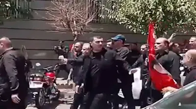 لحظات حمله سوپرانقلابی‌ها به عراقچی و پرتاب بطری!