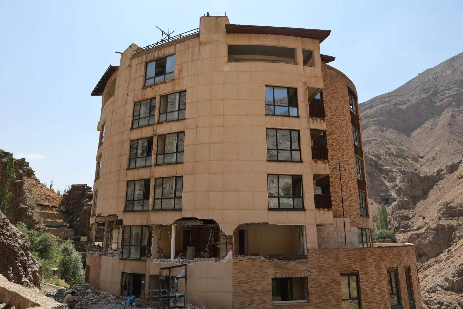 تخریب برج ۱۰ طبقه در میگون با حکم دستگاه قضایی تخریب برج ۱۰ طبقه در میگون با حکم دستگاه قضایی