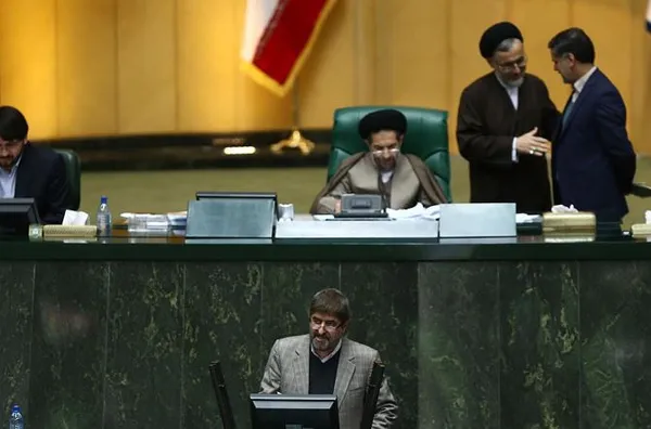 صبح یکشنبه مجلس شورای اسلامی در جریان سخنرانی علی مطهری دقایقی به تشنج کشید و رئیس جلسه مجبور شد تا چند دقیقه برای آرام شدن جو دستور تنفس اعلام کند، ماجرا از آنجا شروع شد که علی مطهری در همگام تذکرات شفاهی به مسئولان به شورای عالی امنیت ملی به دلیل ادامه حصر تذکر داد./ICANA-TABNAK
