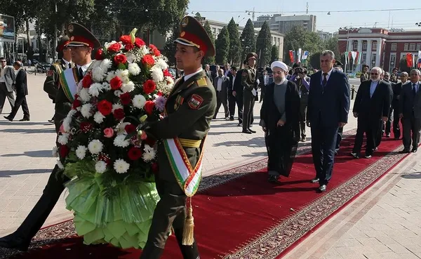 روز دوم سفر روحانی به تاجیکستان.رئیس جمهور با حضور در بنای یادبود امیر اسماعیل سامانی از پادشاهان سلسله سامانیان ضمن نثار تاج گل به مقام وی ادای احترام کرد./President O.W
