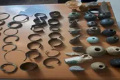 کشف و ضبط ۲۰ قطعه شی باستانی در لرستان