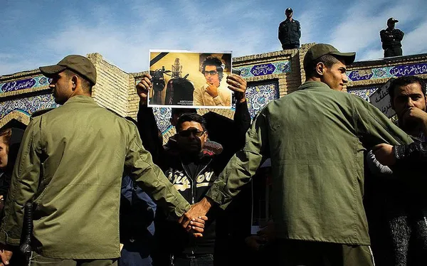 ازدحام جمعیت مانع از دفن سر موقع پیکر هنرمند جوان مرتضی پاشایی در بهشت زهرا(س) تهران شد./MNA