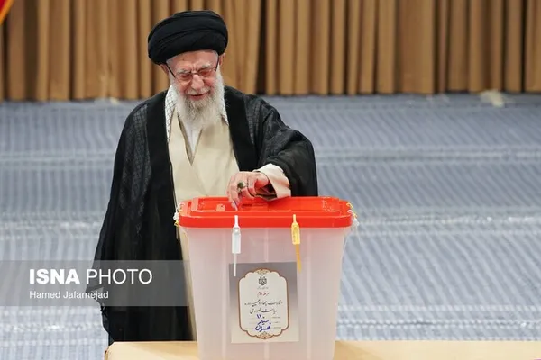 حضرت آیت الله خامنه&zwnj;ای در اولین دقایق آغاز رای گیری برای دومین دور چهاردهمین دوره انتخابات ریاست جمهوری در حسینه امام خمینی و در حضور خبرنگاران داخلی  و خارجی رای خود را به صندوق انداختند.