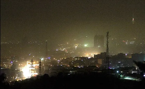 گرد و غبار در آسمان تهران در دوشنبه شب./MEHR

