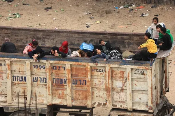 رفح، غزه ـ حرکت فلسطینی ها با کامیون از خان یونس به سمت رفح 