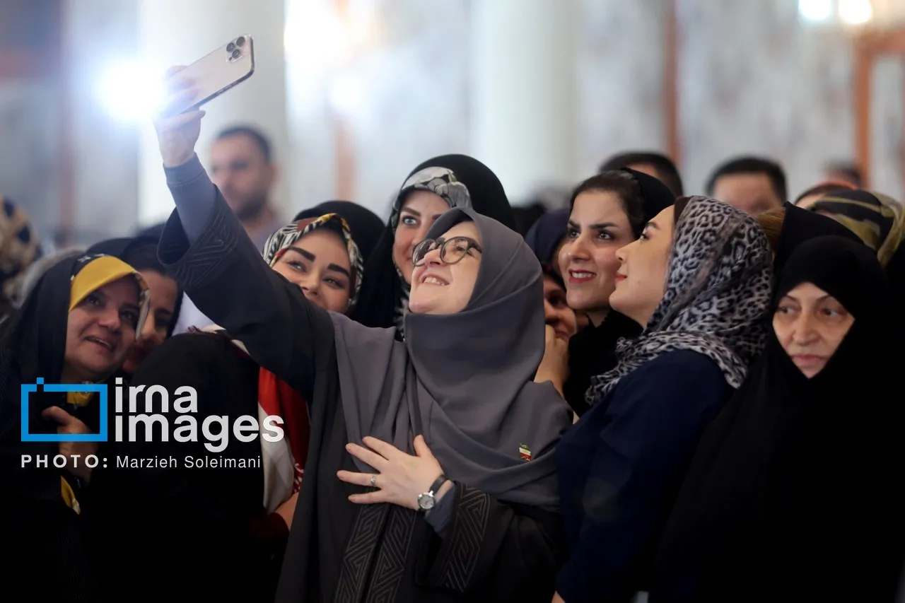 عکس سلفی همسر عراقچی و دختر پزشکیان با سخنگوی دولت