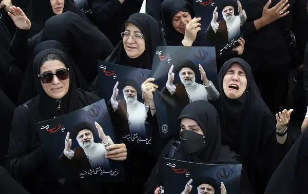 مراسم عزاداری زنان در تهران در حالی که عکس رئیس جمهور فقید را در دست گرفته اند.