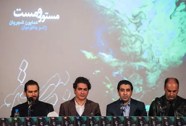  مراسم رونمایی از آلبوم &laquo;مستور و مست&raquo; به آهنگسازی &laquo;ژانو باغومیان&raquo; و خوانندگی &laquo;همایون شجریان&raquo; سه شنبه ۱۹ اسفند با حضور همایون شجریان، ژانو باغومیان، صدرا امانی و سیدعلی شجاعی در خانه هنرمندان ایران برگزار شد.این آلبوم شامل ۷ قطعه است که با اشعاری از حافظ، عطار و مولانا ساخته شده و قطعات آن با حضور نوازندگان مختلفی از چند کشور به ضبط رسیده است./ISNA
