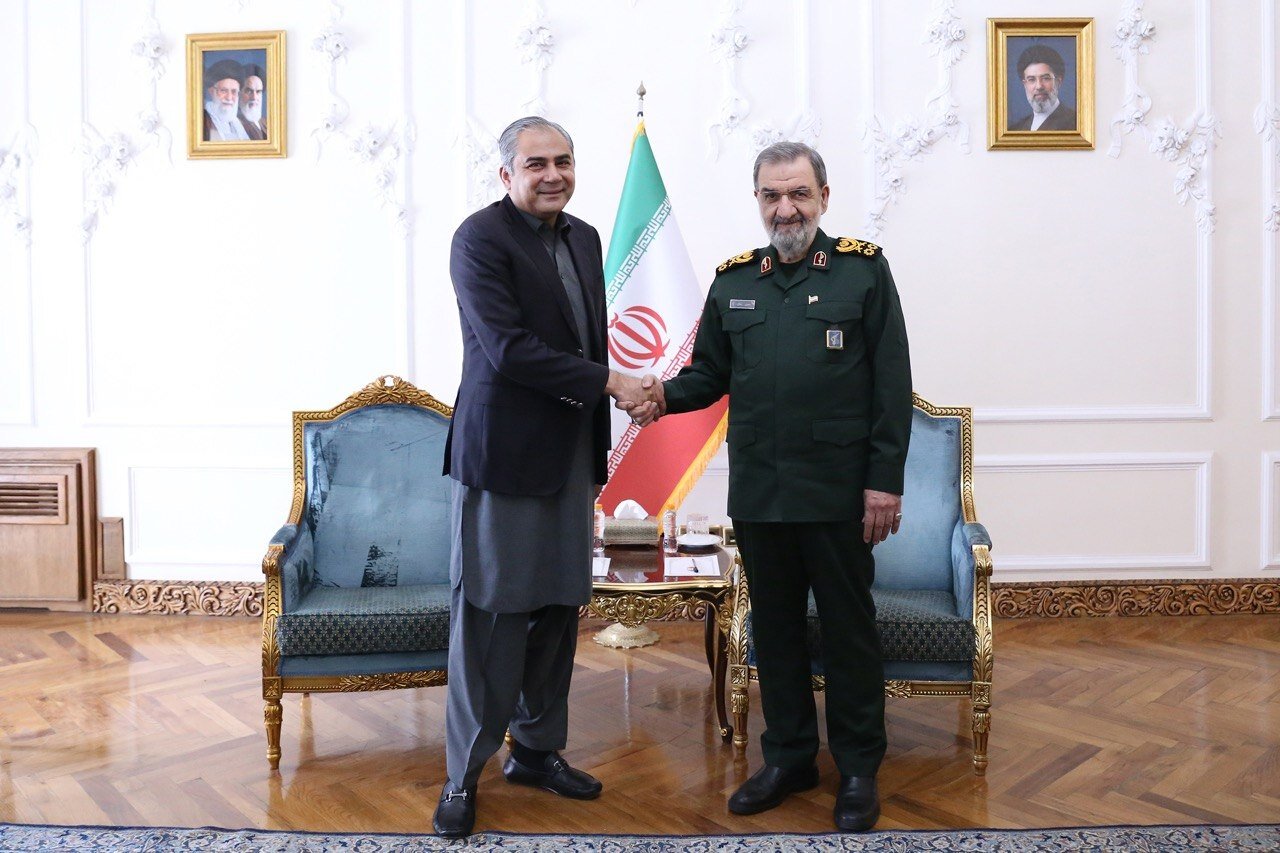 دیدار محسن رضایی با مقام پاکستانی با لباس نظامی