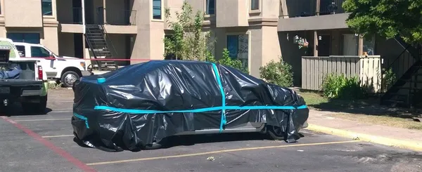 وحشت از اوبولا، دالاس را فراگرفته است. به گزارش شبکه تلویزیونی&zwnj; &laquo;ای بی &zwnj;سی&raquo; بیش از ۸۰ نفر از ساکنان دالاس در قرنطینه قرار گرفته&zwnj;اند. آن&zwnj;ها اجازه ندارند به مدت ۲۱ روز از خانه بیرون بیایند.۲۶ سپتامبر مردی که ملیت او هنوز مشخص نشده، پس از بازگشت از سفرش به لیبریا با تب و دل&zwnj;درد به بیمارستانی در دالاس مراجعه کرد و تحت درمان سرپایی قرار گرفت و سپس مرخص شد. او به ابولا مبتلا بود و اکنون این احتمال وجود دارد که اشخاصی که در این مدت با او در تماس بوده&zwnj;اند به ابولا مبتلا شده باشند.خودرو این فرد مبتلا توسط مامورین قرنطینه شده است./DALLAS CITY HALL
