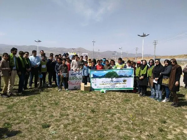 در شهر یاسوج استان کهگیلویه و بویر احمد برنامه ی کاشت ۲۰۰ نهال و اجرای پویش ملی خانه تکانی فرهنگی در پارک غدیر یاسوج توسط تشکل نهضت سبز زاگرس با حضور ویژه ی کودکان و خانواده ها برگزار شد.