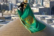 عکس: تعویض پرچم حرم رضوی و کریمه اهل‌بیت (س)