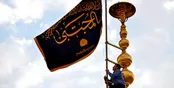 پرچم عزا بر گنبد حرم سیدالکریم برافراشته شد