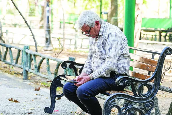قمار با معیشت بازنشستگان؛ اردیبهشتی که نیامد!