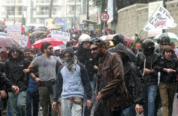 پلیس ضد شورش ایتالیا در ناپل مانع از تجمع و اعتراضهای مخالفین سیاستهای ریاضت اقتصادی دولت شدند./Reuters
