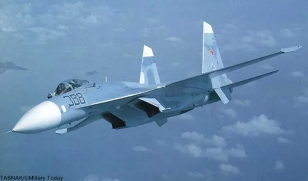 Nr.5 Sukhoi Su-27 (Russia).سوخو سو&ndash;۲۷ (به روسی: Сухой Су-۲۷) جت جنگنده دوموتوره سنگین و دوربرد برتری هوایی است که در دوران اتحاد جماهیر شوروی توسط دفتر طراحی سوخو طراحی و ساخته شده&zwnj;است. این جنگنده در سازمان ناتو با نام &laquo;فلانکر&raquo; شناخته می&zwnj;شود.این جنگنده، در اصل برای ایجاد توان مقابلهٔ نیروی هوایی اتحاد شوروی در برابر نسل جدید جنگنده&zwnj;های آمریکایی به خصوص اف-۱۵ ساخته شد.
سوخوی۲۷ دارای برد پروازی استثنایی، قابلیت حمل مهمات بالا و چابکی فوق العاده&zwnj;است. جنگندهٔ سوخوی۲۷ اغلب در نقش &laquo;ماموریت&zwnj;های برتری هوایی&raquo; به کار گرفته می&zwnj;شود، اما قادر است در اغلب ماموریت&zwnj;های رزمی دیگر نیز شرکت کند.جنگندهٔ سوخوی۲۷، حاصل یک مناقصهٔ انجام شده جهت تولید جنگنده بین شرکت&zwnj;های میکویان گورویچ و سوخو در دهه ۱۹۷۰ و ماحاصل این مناقصه، منجر به تولید سوخوی ۲۷ و میگ ۲۹ شده&zwnj;است که ظاهری شبیه به هم دارند.قیمت هر فروند ۳۵ میلیون دلار
